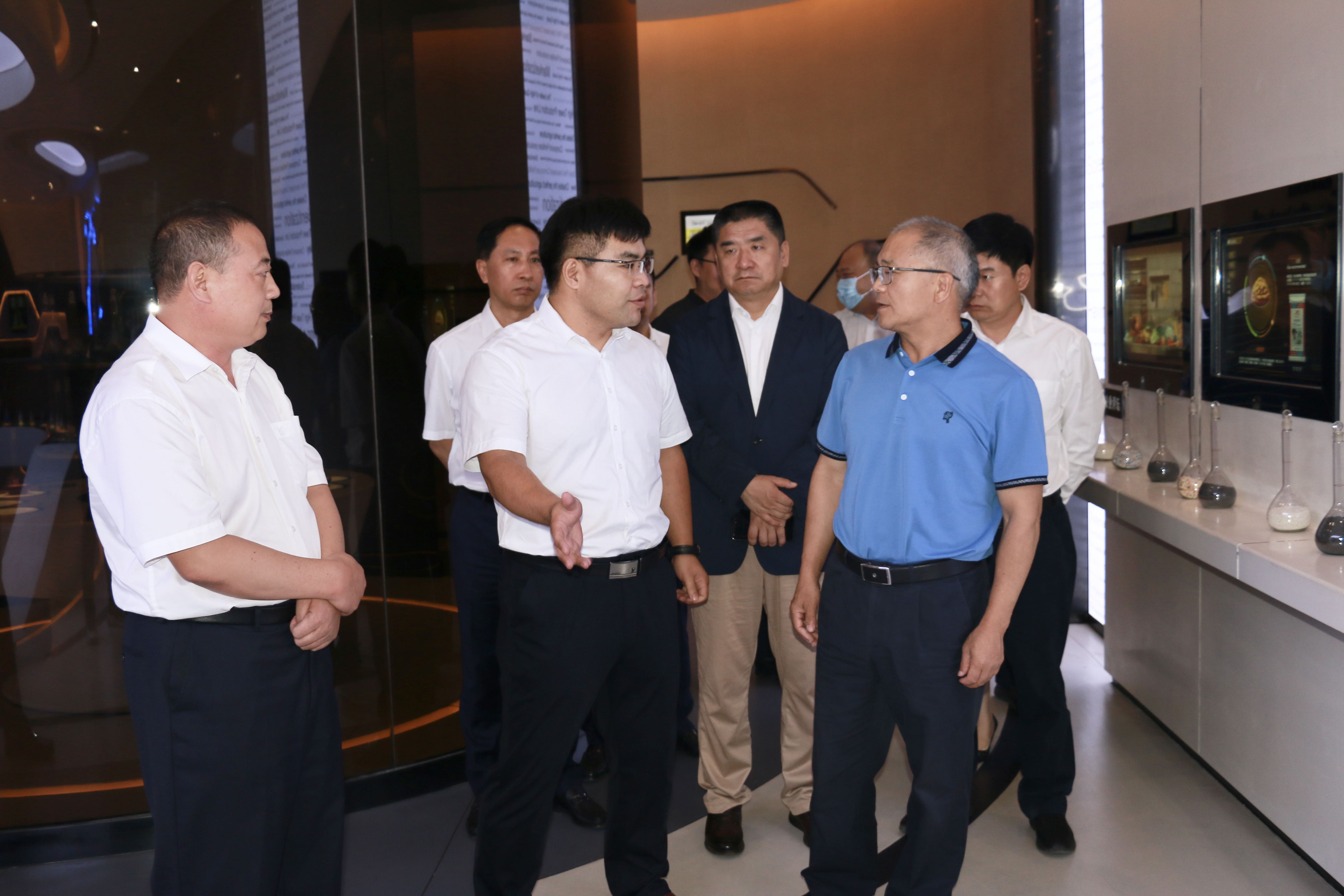 石部長聽取公司情況匯報.jpg 石部長聽取公司情況匯報.jpg